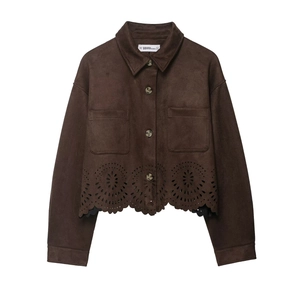 Veste marron foncé en daim avec ourlet en dentelle ajourée et poches poitrine