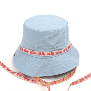 Detail der roten Schmetterlingsstickerei auf dem Denim-Anglerhut mit verstellbarem Band