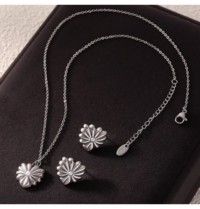 Detail der silbernen Herzanhänger und K18 Kennzeichnung am eleganten Titan-Schmuckset