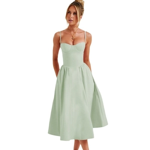 Robe midi élégante vert clair à fines bretelles avec taille corset et jupe évasée fluide