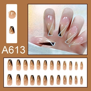 Lange Sargnägel zum Aufkleben mit nude-braunem Geometrie-Design und weißen Streifen