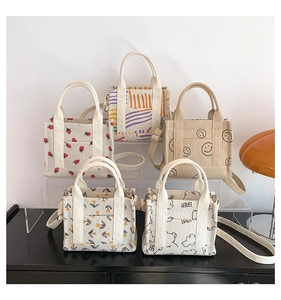Borse tote in velluto a coste con stampe di fragole e tulipani su supporti acrilici
