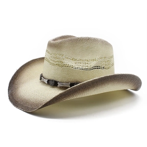 Détail d'un chapeau de cowboy tissé avec motifs ajourés et bandeau en cuir à étoiles