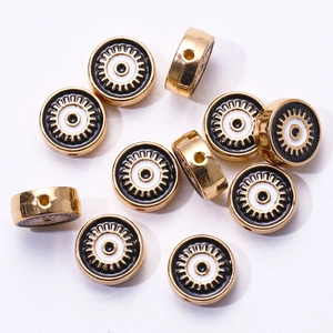 Détail macro de perles œil de turc dorées en alliage pour la création de bijoux DIY