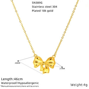 Détail du collier noeud plaqué or 18k avec dimensions de la chaîne en acier inoxydable