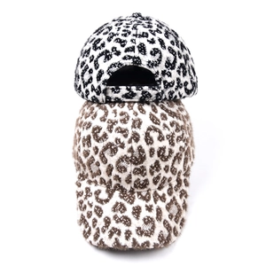 Casquettes de baseball d'hiver pour femmes motif léopard en fausse fourrure bicolore
