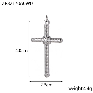 Détail du pendentif croix argenté avec texture nid d'abeille et mesure de 4 cm de haut