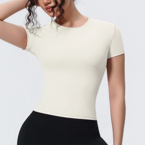 Détail d'un t-shirt de yoga crème ajusté montrant le tissu élastique et le col rond
