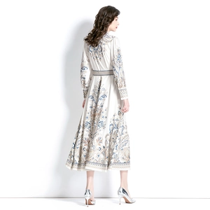 Maxikleid im Vintage-Stil mit Laternenärmeln und blauem Barockmuster in Weiß