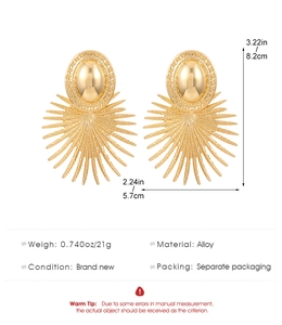 Diagramme technique détaillé de grandes boucles d'oreilles dorées en forme d'éventail