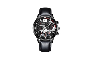 Gros plan d'une montre de sport pour homme avec cadran à trois yeux, bracelet en cuir