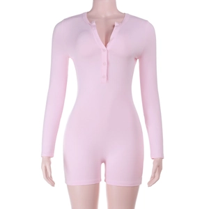 Détail d'un body rose à manches longues avec texture côtelée et encolure Henley boutonnée