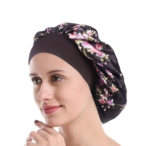 Détail du bonnet de nuit en satin à fleurs violettes avec un large bandeau élastique