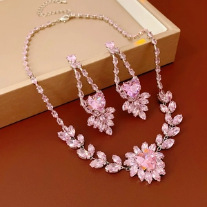 Vue détaillée de l'ensemble bijoux argent avec pendentif coeur zircon rose et boucles