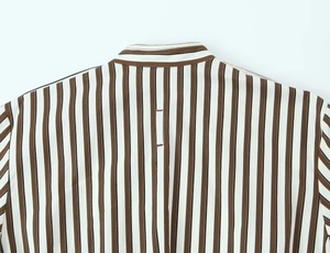 Détail du col arrière et des coutures d'épaules d'une chemise à rayures marron et blanc