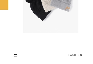 Nahaufnahme der Strickstruktur und Goldbogenaustickung auf Wintermützen mit Pompons