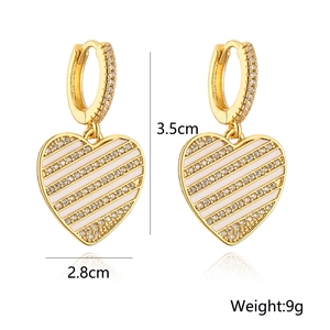 Dettaglio orecchini a cuore in oro 18K con strisce di smalto bianco e zirconi