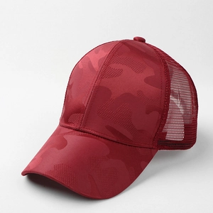 Dettaglio del cappellino mimetico rosso scuro con rete traspirante e texture del tessuto