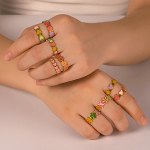 18K vergoldete Titanringe mit bunten Emaille-Herzen und Blumen am Fingermodell