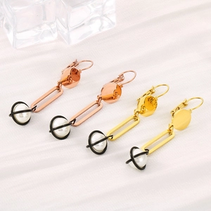 Boucles d'oreilles pendantes en perle or rose et doré avec monture géométrique chic