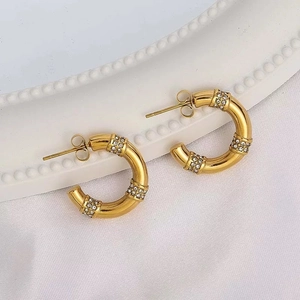 Boucles d'oreilles créoles dorées en acier inoxydable avec zircons blancs et détails