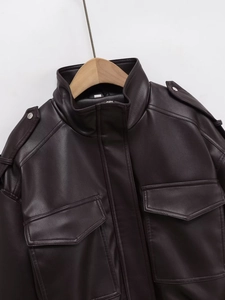 Détails d'une veste en cuir marron foncé avec poches cargo et col montant élégant