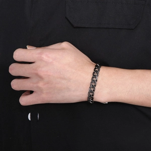Classico bracciale a catena cubana in acciaio al titanio nero opaco da uomo