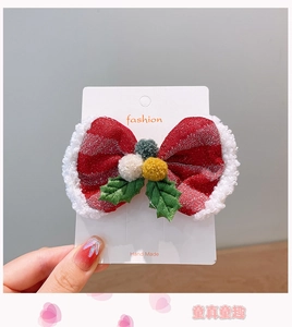 Détail d'un nœud de Noël rouge scintillant avec polaire blanche et feuilles de houx