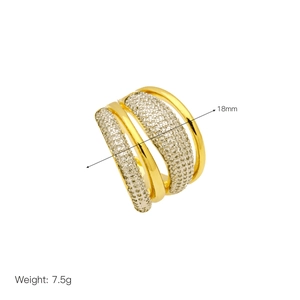 Detailed view of bicolor heart ring showing 18mm width and 7.5g weight specifications