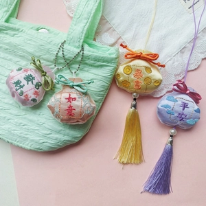 Set de cuatro bolsas de la fortuna bordadas chinas con borlas de seda y adornos de perlas