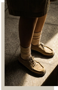 Gros plan de chaussettes en coton côtelé beige avec des chaussures décontractées en daim kaki