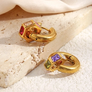 Boucles d'oreilles créoles dorées 18K en acier avec zircons géométriques colorés