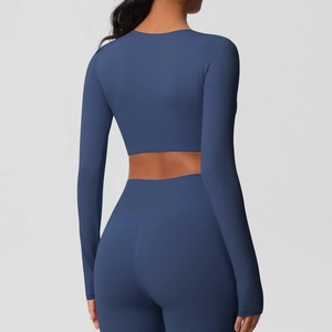 Vue arrière d'un ensemble de yoga avec crop top manches longues et legging bleu marine