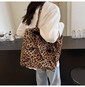 Nahaufnahme der Canvas-Einkaufstasche mit Leopardenmuster in einem modernen Cafe-Ambiente