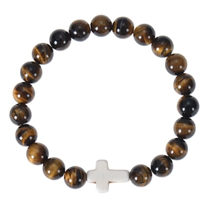 Détail d'un bracelet en perles d'œil de tigre avec un pendentif en croix blanche en céramique