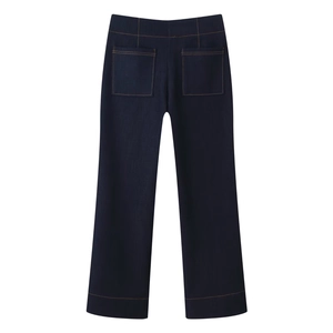 Vue arrière du pantalon large bleu foncé avec coutures orange contrastées et poches arrière