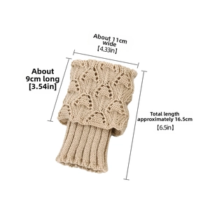Detailansicht beige Strick-Stulpen mit Blattmuster und Maßen für kurze Stiefel