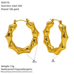 Dettaglio di orecchini a cerchio bamboo 38mm in acciaio inossidabile dorato 18k