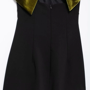 Robe courte noire moulante avec nœud en velours vert et fermeture éclair invisible