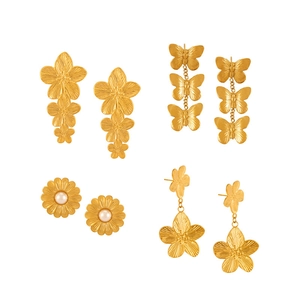 Ensemble de boucles d'oreilles fleuries et papillons dorées avec motifs gaufrés et perles