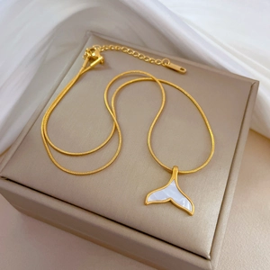 Élégant collier en acier titane doré avec pendentif queue de poisson en nacre sur satin