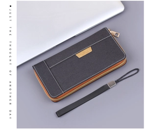 Vue détaillée de la pochette en toile pour hommes avec bords en cuir et dragonne