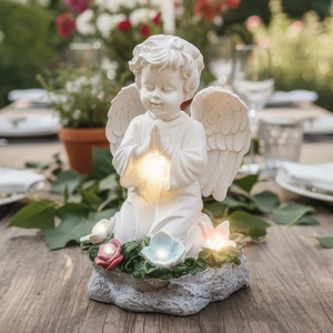 Estatua de jardín de ángel rezando solar de resina con cruz brillante en mesa exterior