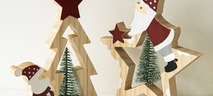 Gros plan de l'étoile de Noël en bois avec Père Noël peint et petits sapins décoratifs