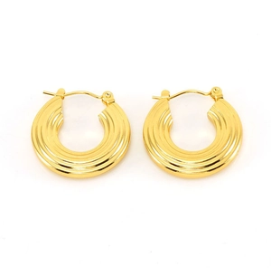 Détail des boucles d'oreilles créoles plaquées or 18K avec textures concentriques