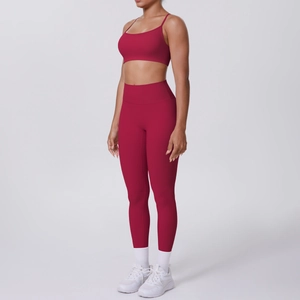 Détail d'un ensemble de yoga rouge foncé avec brassière à fines bretelles et legging taille haute