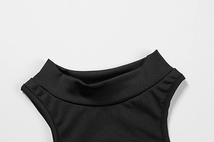 Détail du col montant et des coutures d'épaule de cette robe noire sans manches ajustée