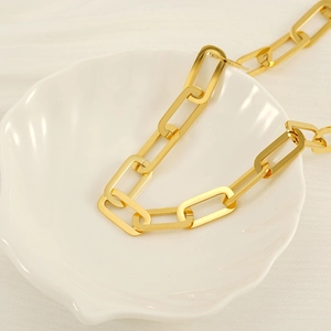 Collier minimaliste à maillons trombone en acier inoxydable doré 18k dans un coquillage blanc