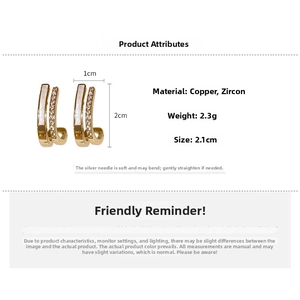 Detail of gold double-layer C-shaped zircon earrings with 2cm height and 2.3g weight