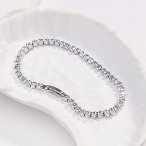 Silbernes Tennisarmband mit weißen Zirkonia im Marquis-Schliff auf einer Schale